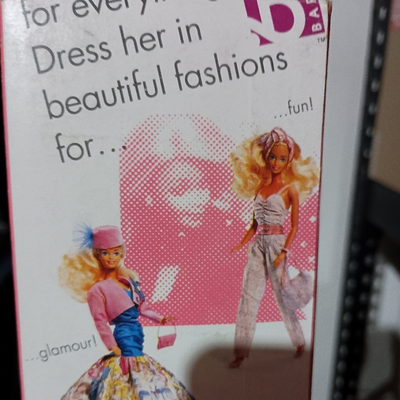 Fun to Dress & Fashion Play 3 Barbie Bundle - Picture 9 of 11
